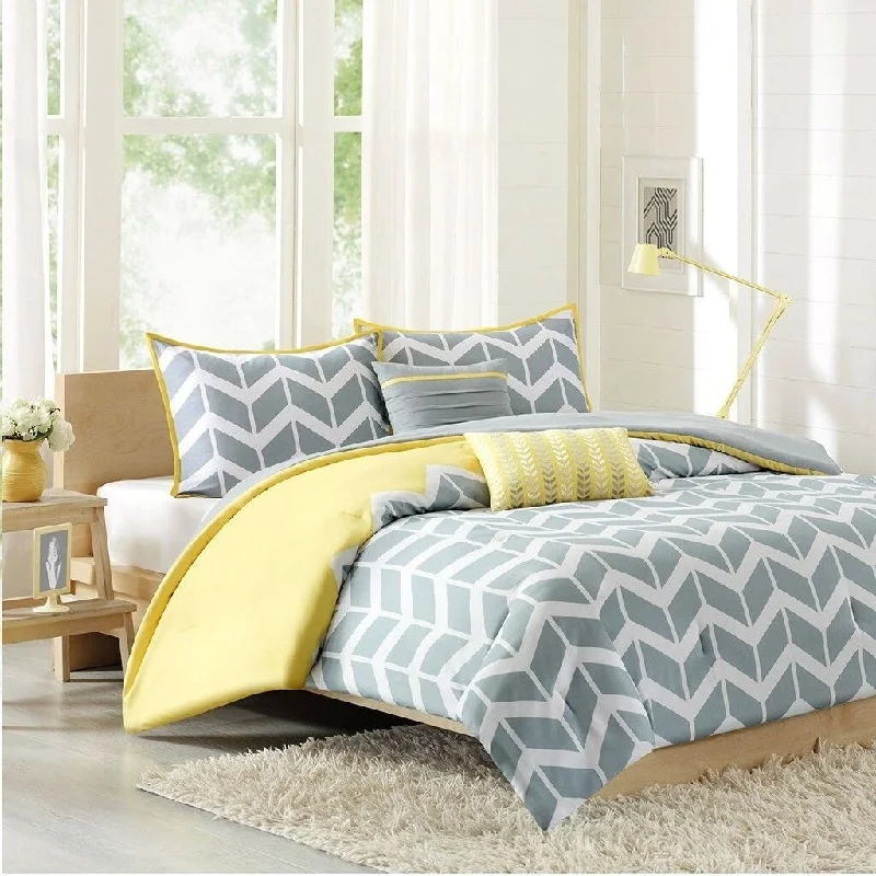 Down - filled comforters for supreme warmth and lightnessDaily Boutik Full/Queen 5-Piece Chevron Stripes Comforter Set in Gray White Yellow