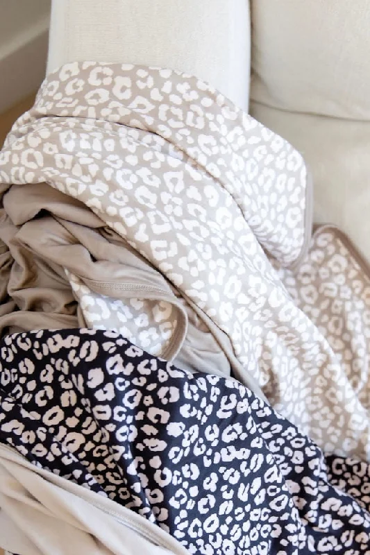 Cotton blankets for breathability and a lightweight feelTHE HONEY