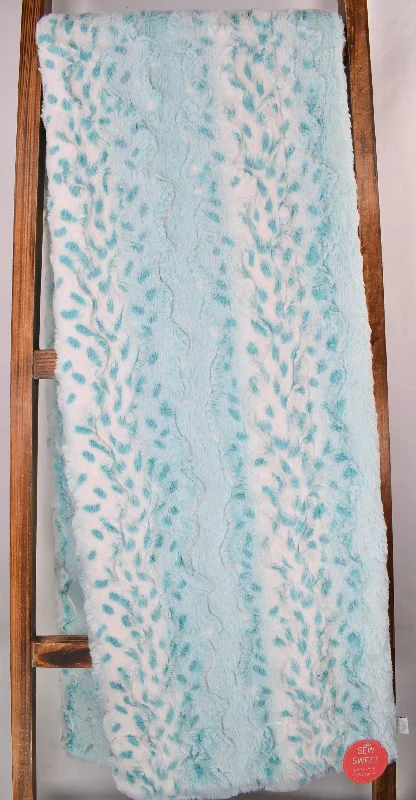 Chenille blankets with a thick and fuzzy textureWild Lynx Saltwater - OMG Casey